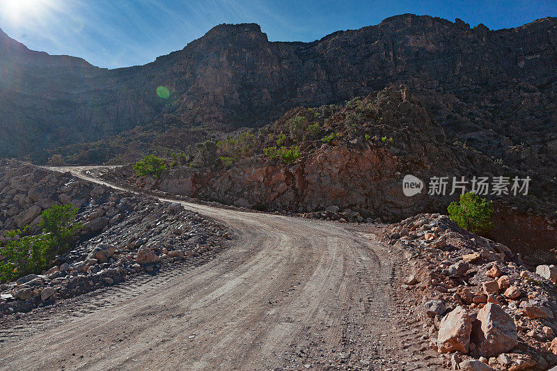 在阿曼，穿过Al Hajar山脉的崎岖道路